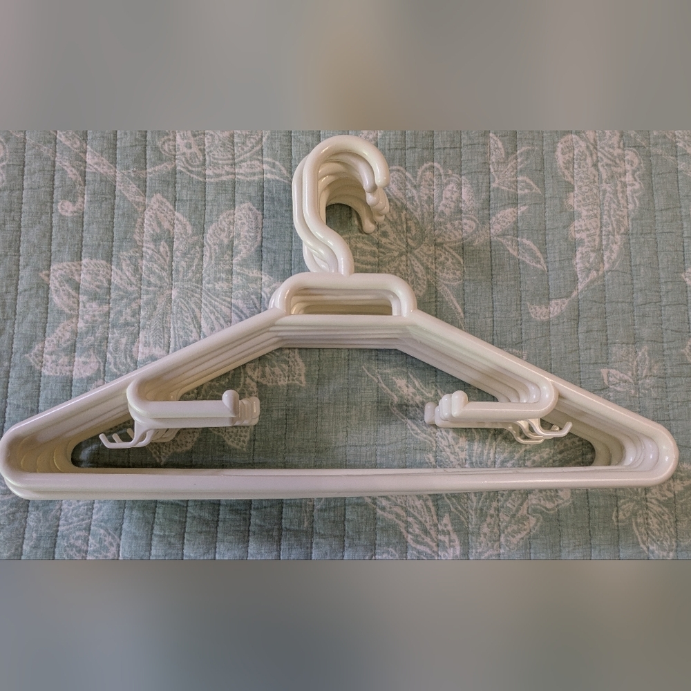 Set of 8 Heavy Duty Multi Purpose Plastic Hangers.